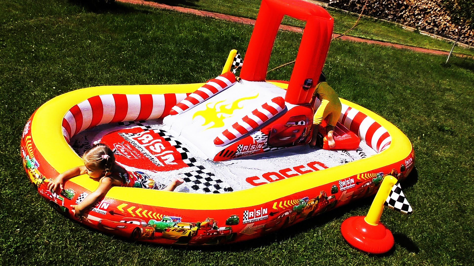 ТАЧКИ МОЛНИЯ МАКВИН БАССЕЙН машинки Маквин гонки Игры для