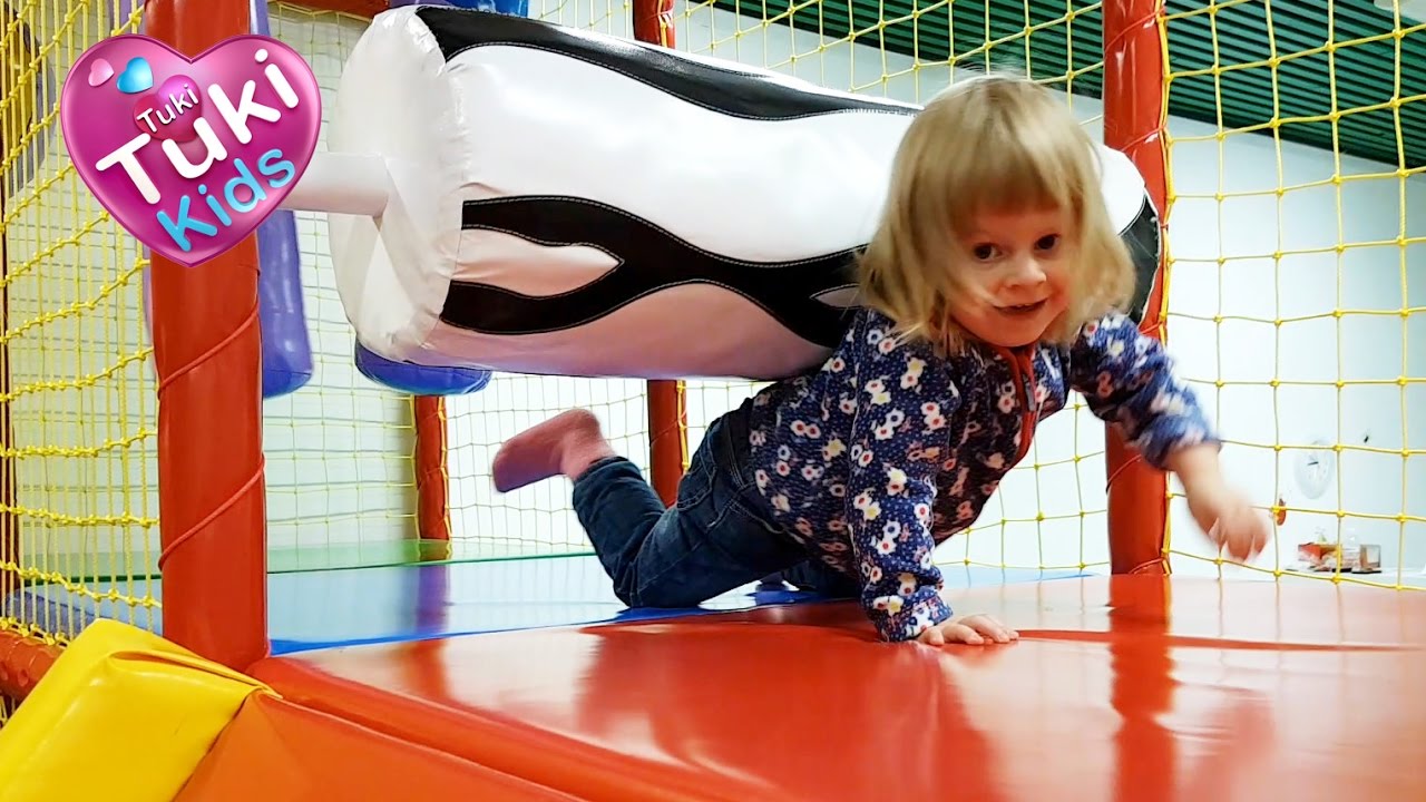 Детский развлекательный центр с горкой и батутом Бассейн с