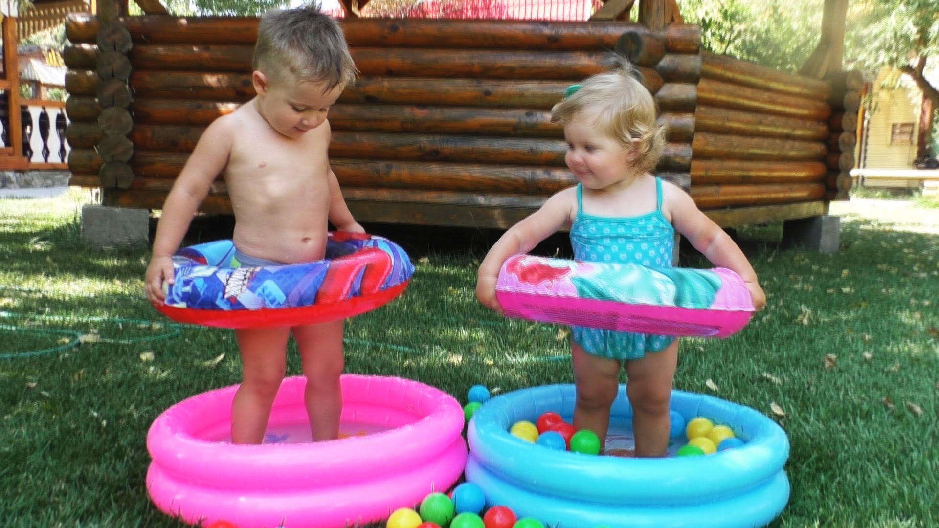 Bassejn-s-SHarikami.-Vyhodnye-za-gorodom.-Veselo-kupaemsya.-Play-in-Pool-with-balls.-Roma-Show