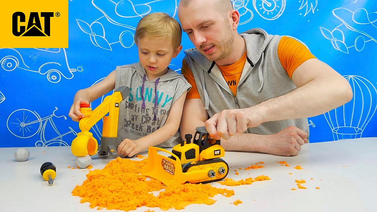 Buldozer-kran-CAT-i-Danik-s-papoj-Stroitelnaya-mashinka-konstruktor-Caterpillar-dlya-detej