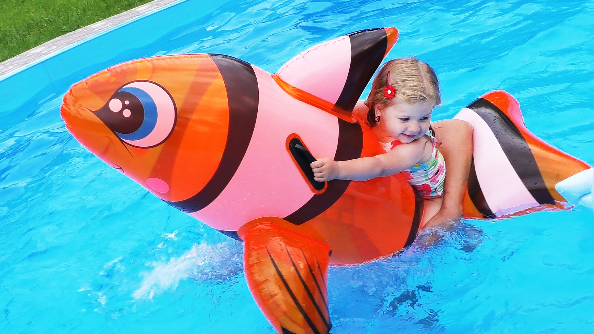 DIANA-V-BOLSHOM-BASSEJNE-na-Rybke-iz-Multika-V-Poiskah-Dori-Finding-Dory-swimming-in-the-pool