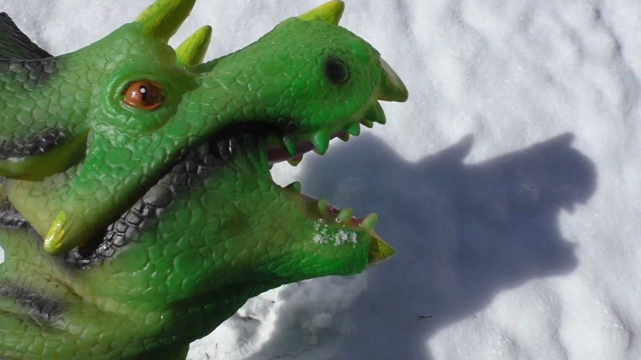 DINOZAVR-v-realnoj-zhizni-Dinozavr-atakuet-malchika.-Dino-in-real-life.-Dinosaur-attack-boy-Prank