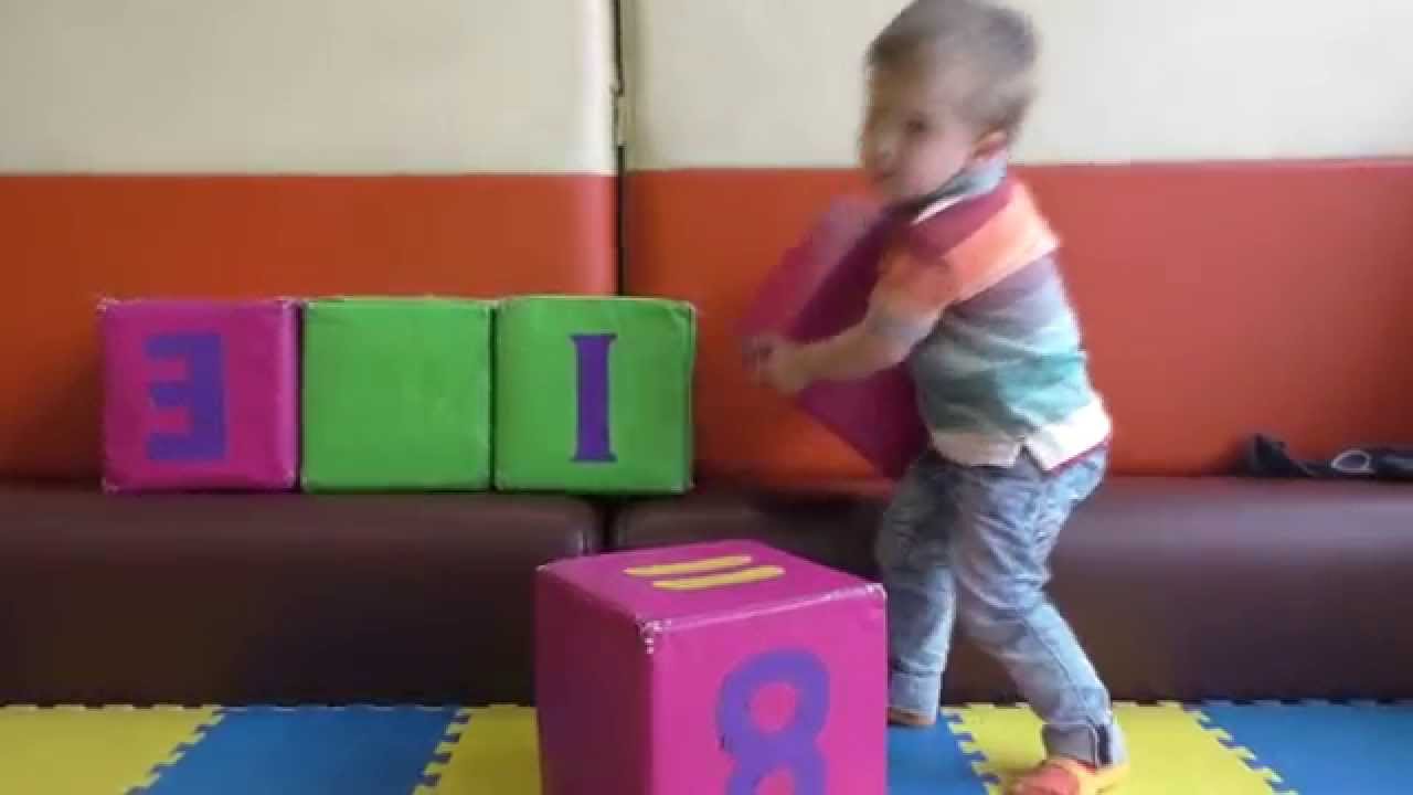 DRIM-TAUN-igraem-stroim-PAROVOZIK-iz-kubikov-Dream-Town-kids-entertainment-room