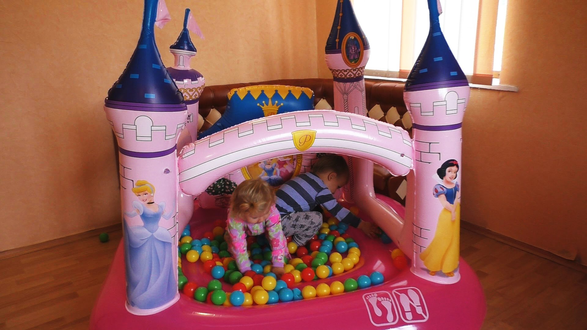 Disnej-Printsessy-Batut-Zamok.-Raspakovka-i-Pryzhki.-Disney-Princesses-Castle-Trampoline