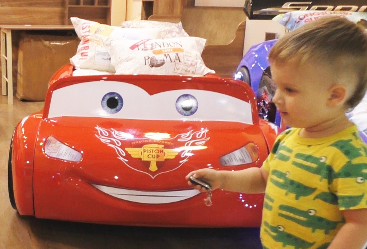 Drim-Taun-ANTOSHKA-vybiraem-igrushki-gulyaem-v-zoomagazine-smotrim-TACHKI-Dream-Town-shopping