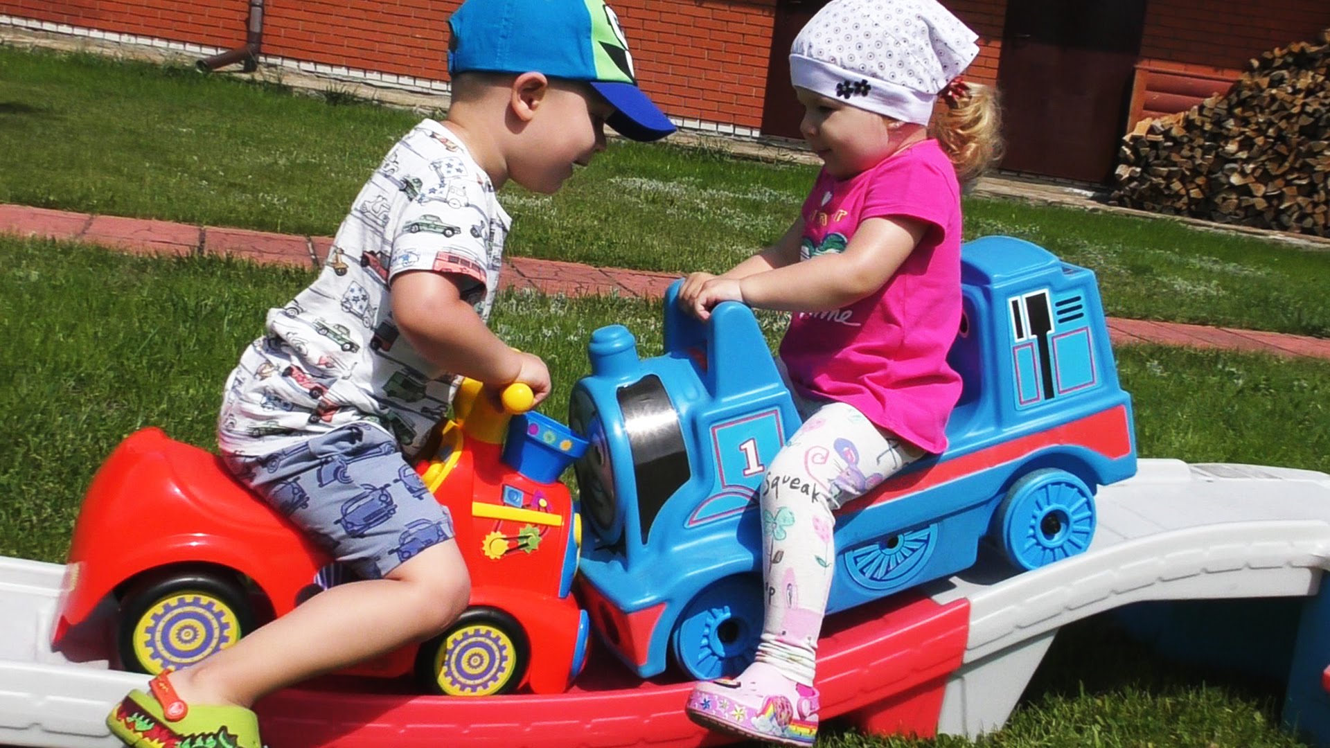 Gorka-Tomas-i-Ego-Druzya-Parovozik-Razvlecheniya-Dlya-Detej-Thomas-and-Friends-Toy-Trains-for-kids