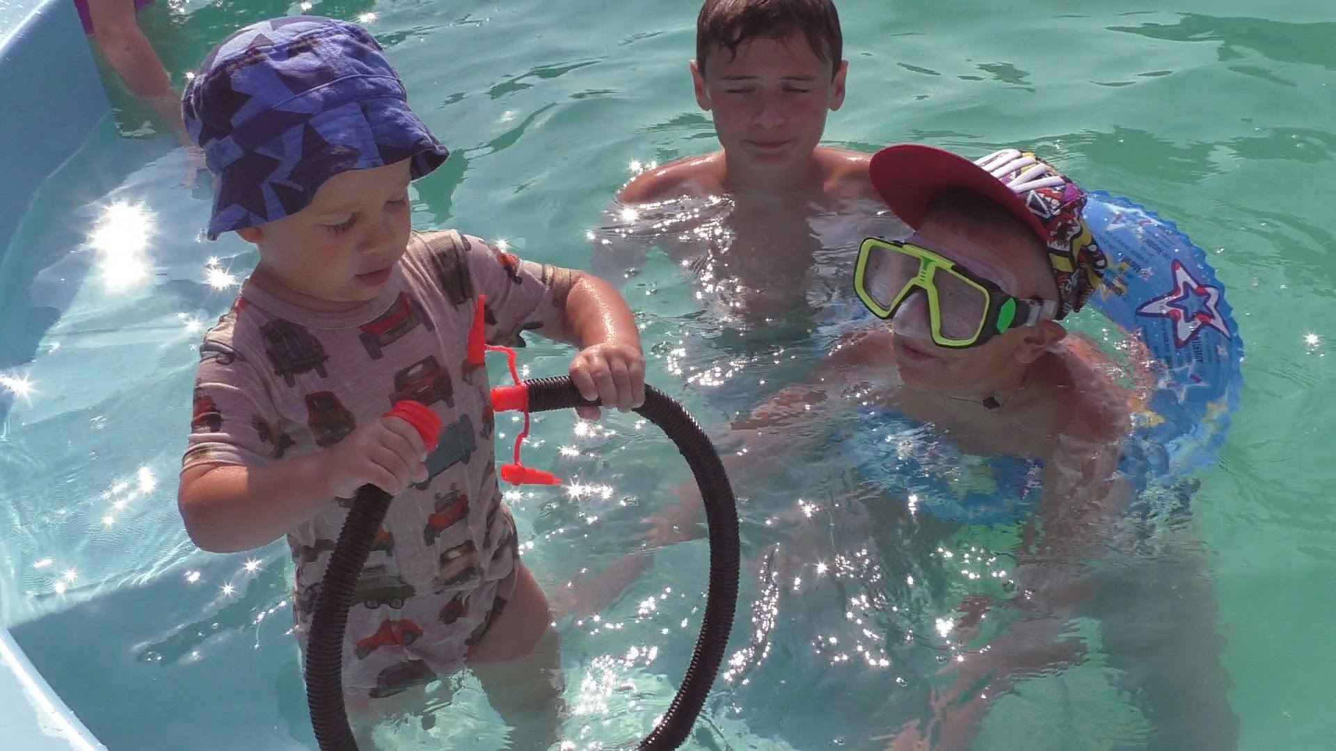 Igry-v-bassejne.-Strelyaem-iz-SHlanga-v-Bassejne-Pool-Games-in-the-pool.-Shoot-from-a-hose-into-Pool