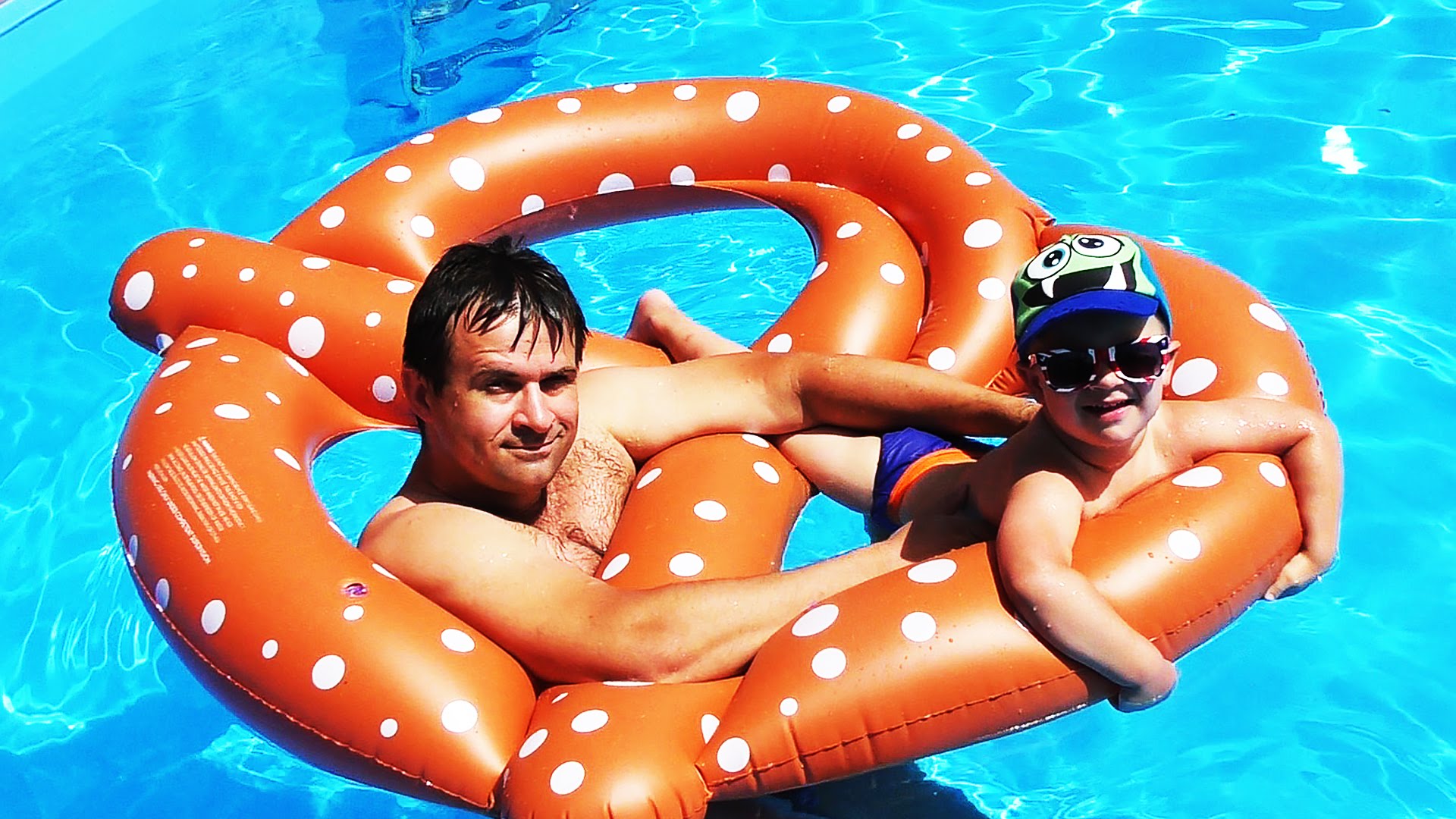 KUPAEMSYA-V-BASSEJNE-s-BRETSELEM-Razvlecheniya-Dlya-Detej-Entertainment-for-kids-Playing-in-the-pool