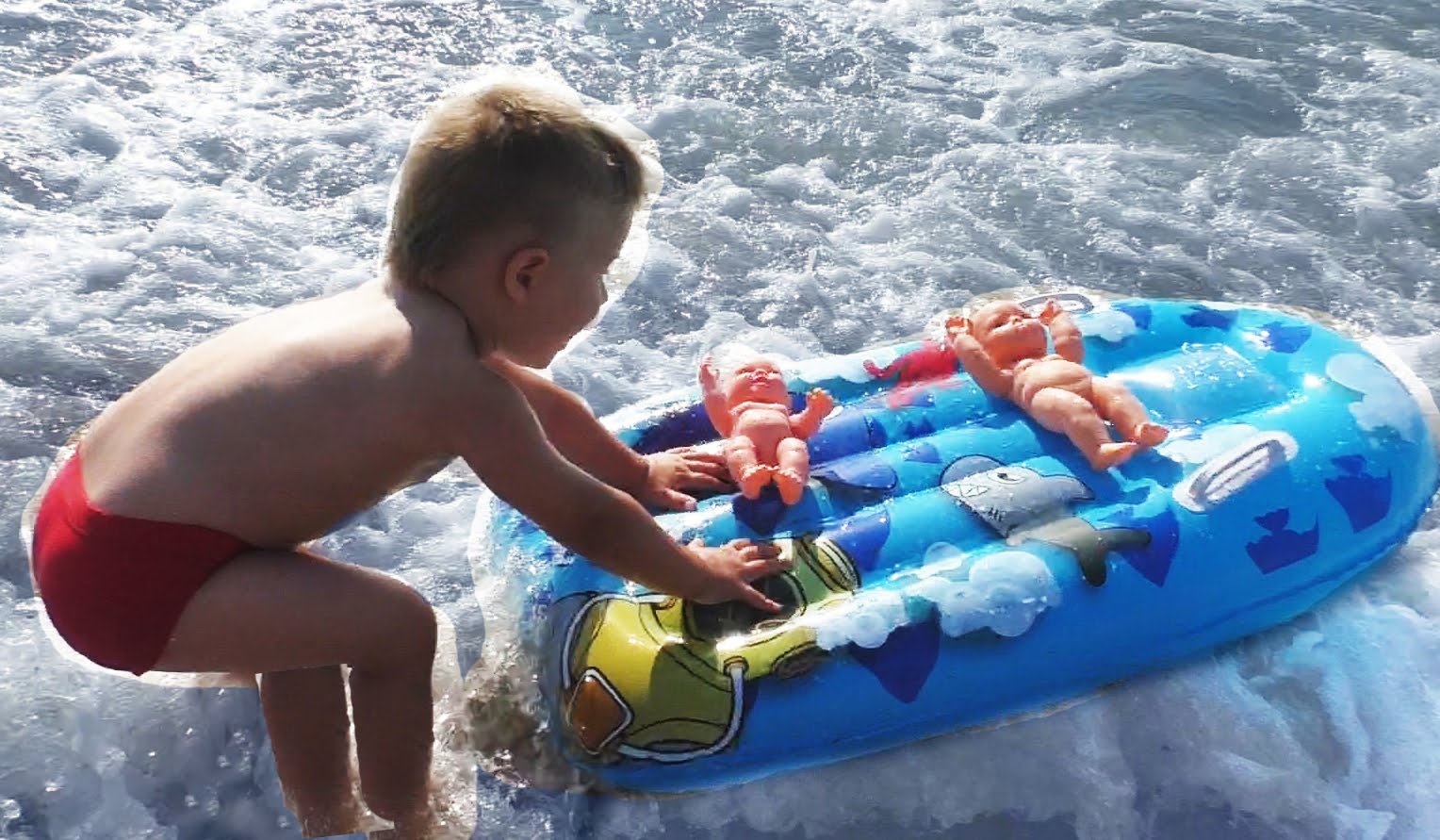 Kataem-Pupsov-na-detskom-matrase-v-more-Doll-bathe-time