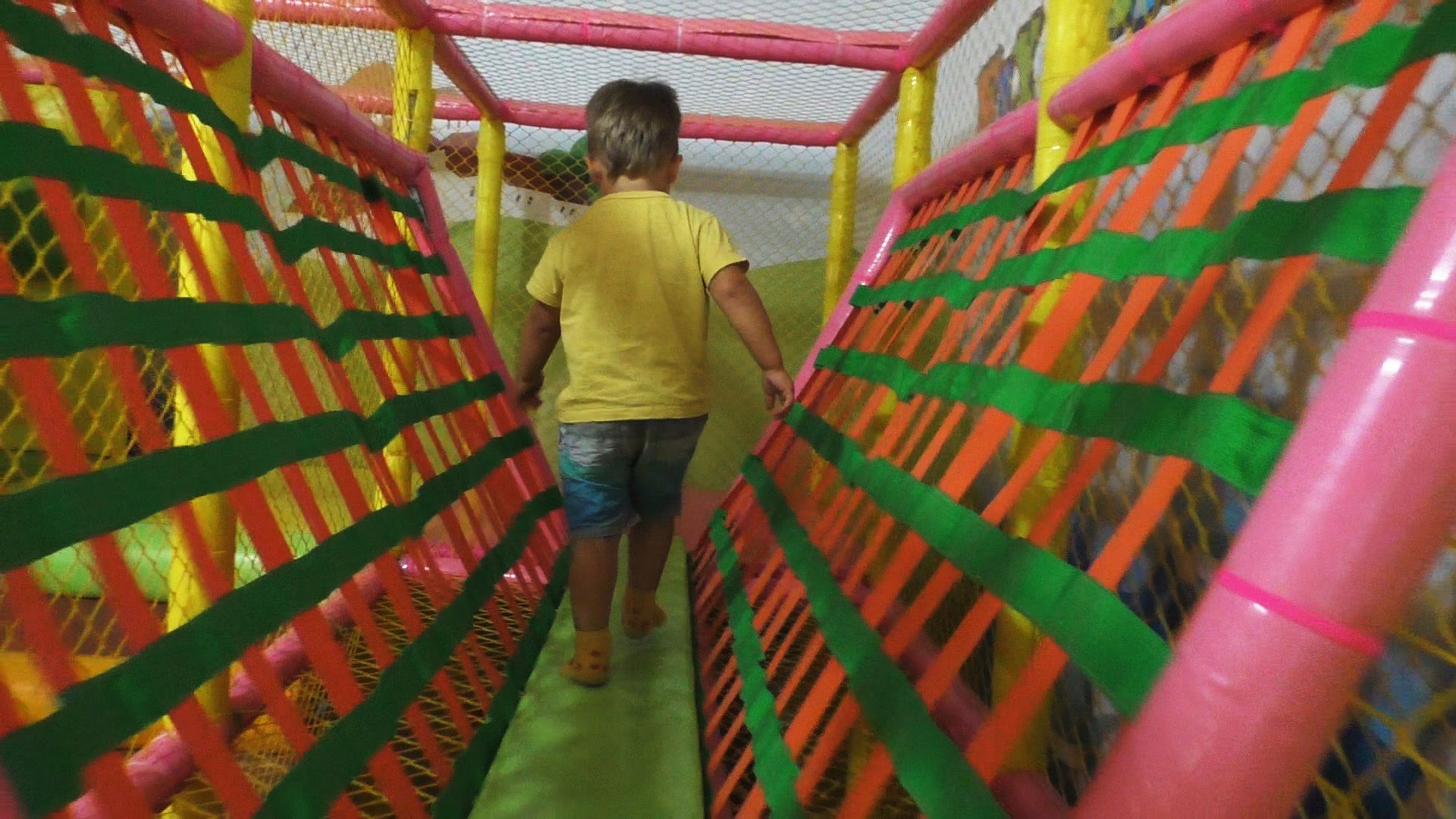 Kiev-Fly-Park-Detskij-TSentr-Razvlechenij-Indoor-Fun-Park-playgorund-Play-center-Ball-Pool-Kids
