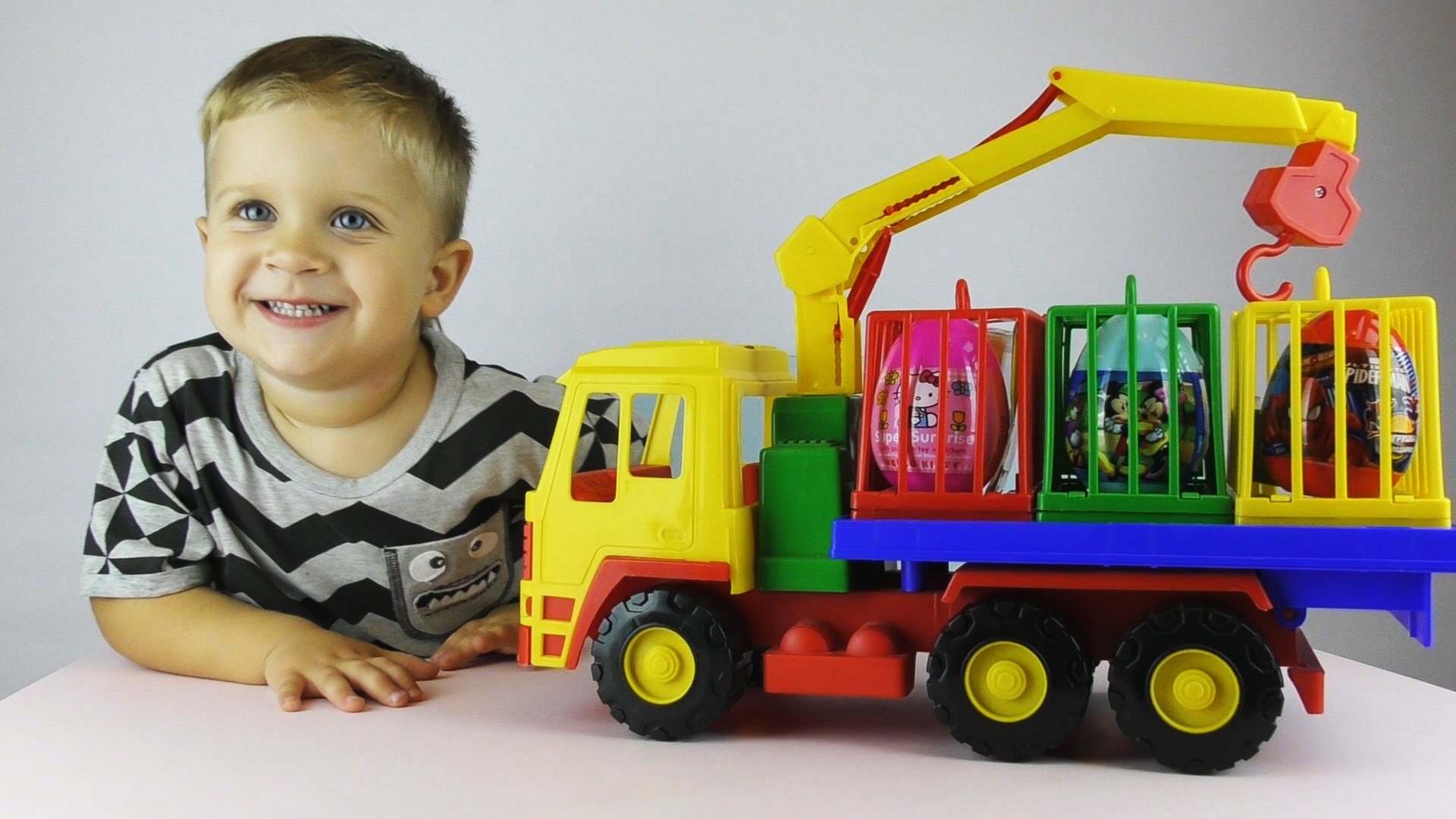 Kontejnery-s-SHopkins-Holodnoe-Cerdtse-Mikki-Maus-Hello-Kitti-CHelovek-pauk-egg-surprise