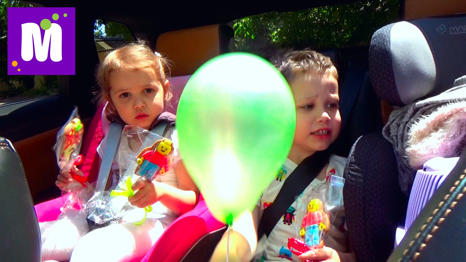 Maks-s-koshechkoj-Murkoj-edut-v-sadik-i-v-MakDonalds-za-novymi-igrushkami-iz-Heppi-Mil-Cat-Kids-toys