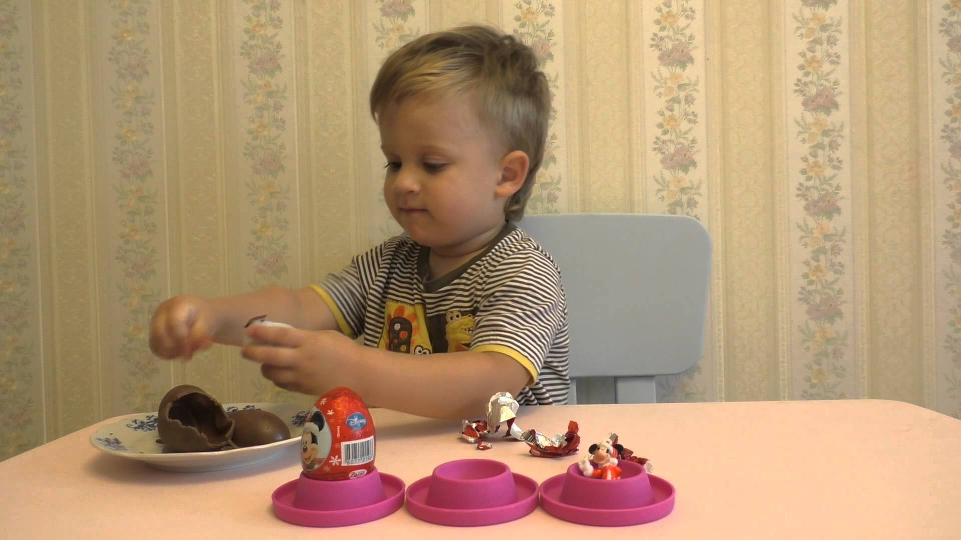 Miki-Maus-yajtsa-s-syurprizami-raspakovyvaem-igrushki-Mickey-Mouse-Eggs-with-surprises