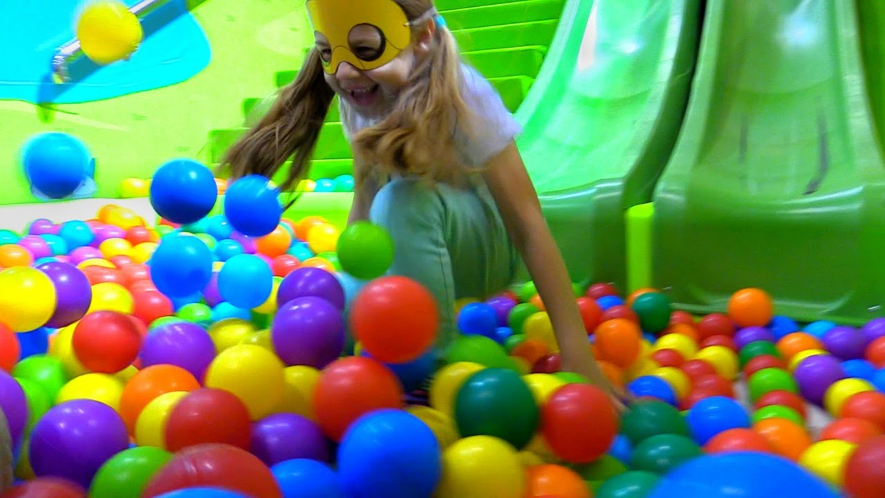 Na-Detskoj-Ploshhadke-MULTIMIR.-Nastya-Ksyusha-prohodyat-Kvest.-Geroi-multfilmov-Deti-i-Roditeli