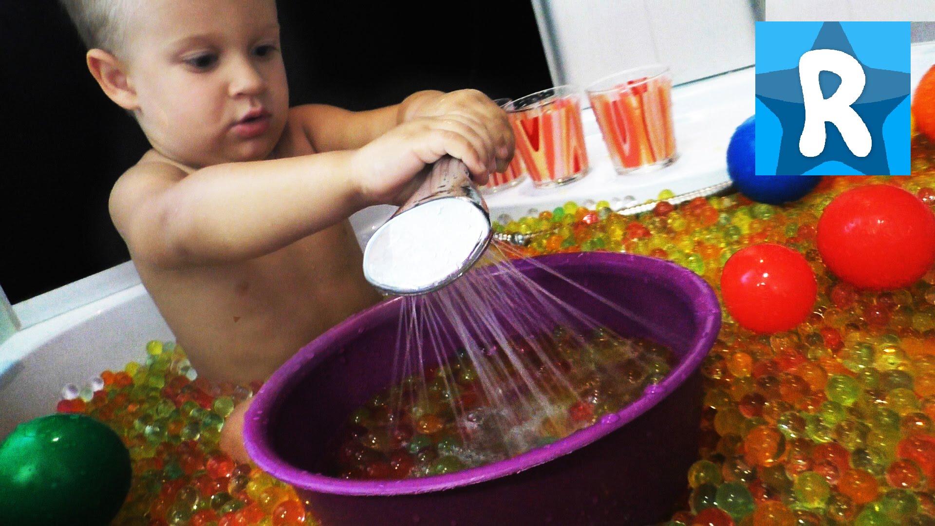 ORBEEZ-v-Dushe-Kupaemsya-s-SHarikami-Igraem-Posudoj-v-Orbiz-New-Orbeez-Toys-ORBEEZ-POOL-PARTY