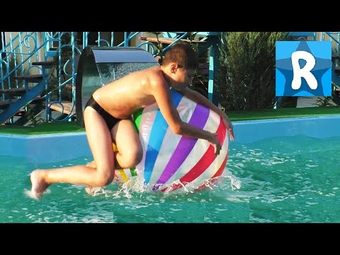 Ogromnyj-Naduvnoj-SHar-Pryzhki-v-Vodu-Funny-Crazy-kids-jumping-with-a-huge-balloon-in-the-pool