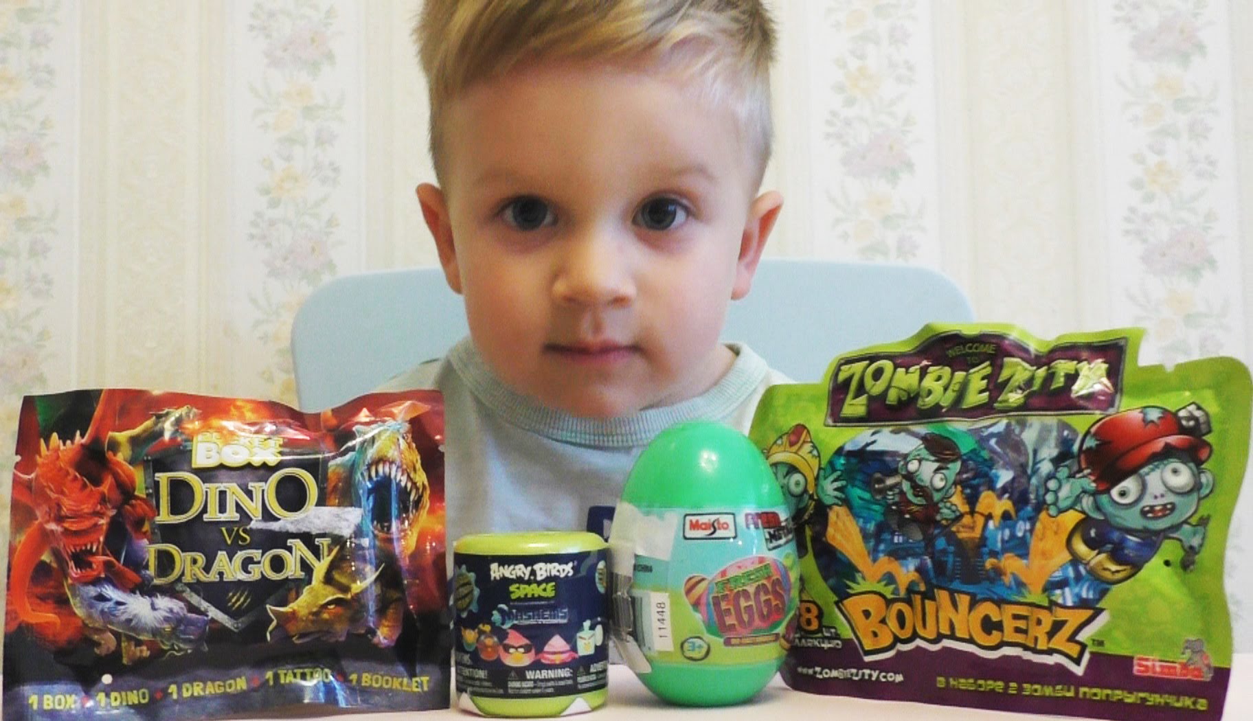 Otkryvaem-paketiki-banochki-i-yajtsa-s-syurprizom-Zombie-City-Angry-Birds-Dino-Dragon