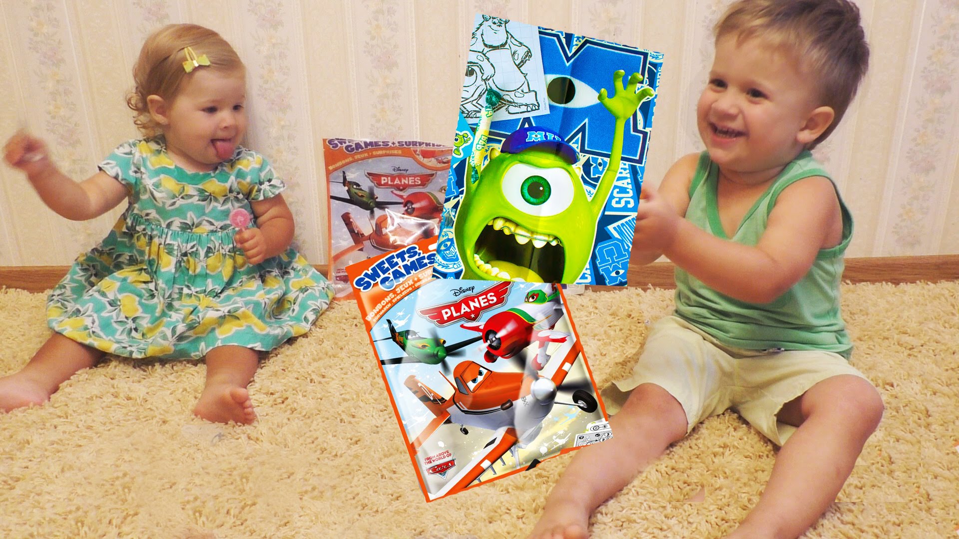 Otkryvaem-pakety-s-syurprizom-Litachki-i-Universitet-Monstrov-Disnej-raspakovka-Disney-surprise