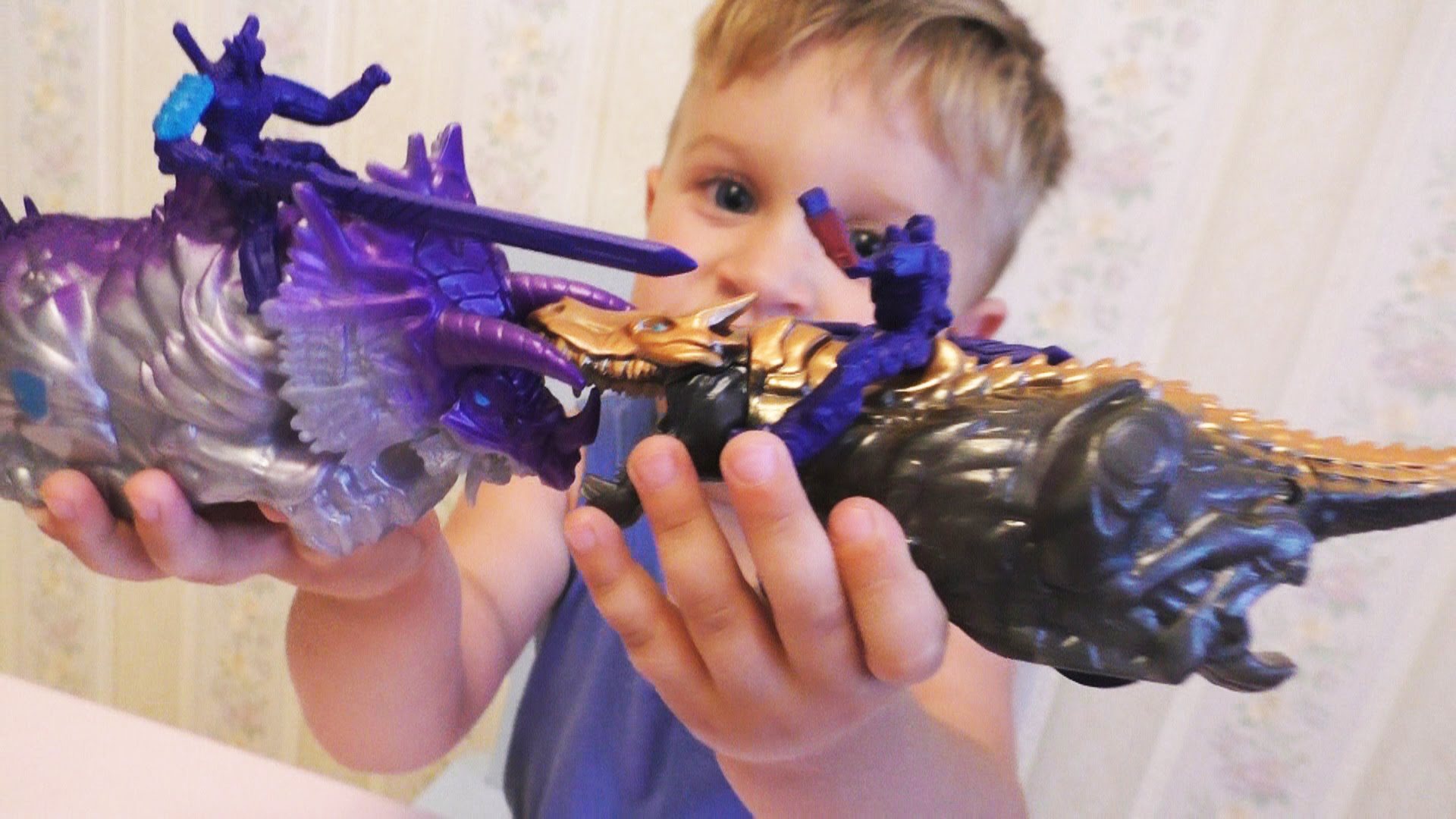 Otkryvaem-transformery-Optimus-Prajm-i-Grimlok-Avtobot-Drift-i-Dinobot-Slag