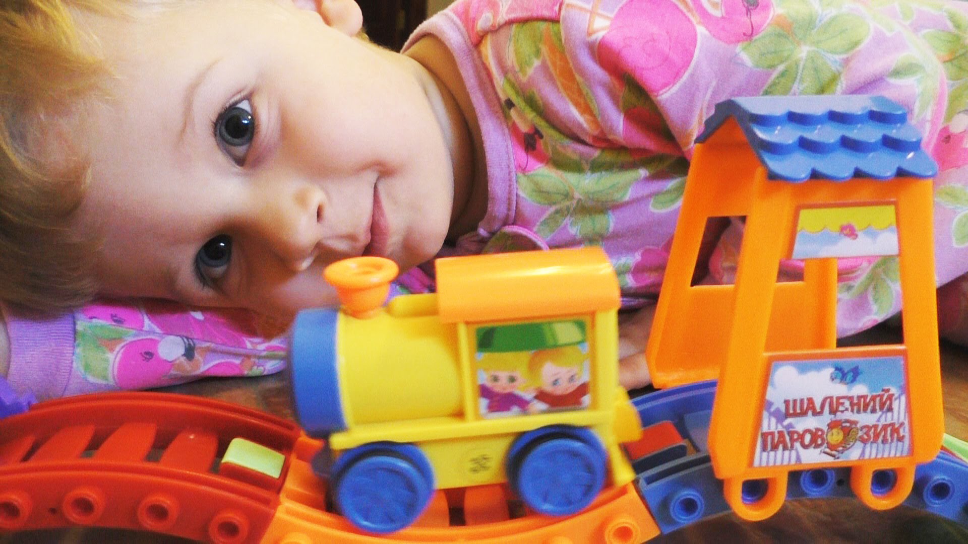 Parovozik-KRUGLYE-RELSY-ochen-prikolnyj-Train