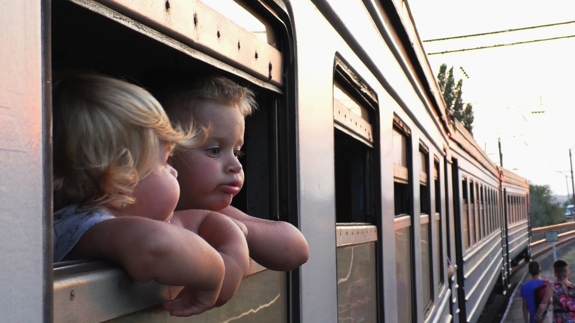 Pogulyaem-Kataemsya-na-Poezde-i-Vyglyadyvaem-v-Okoshko-We-ride-on-a-train-looking-the-window