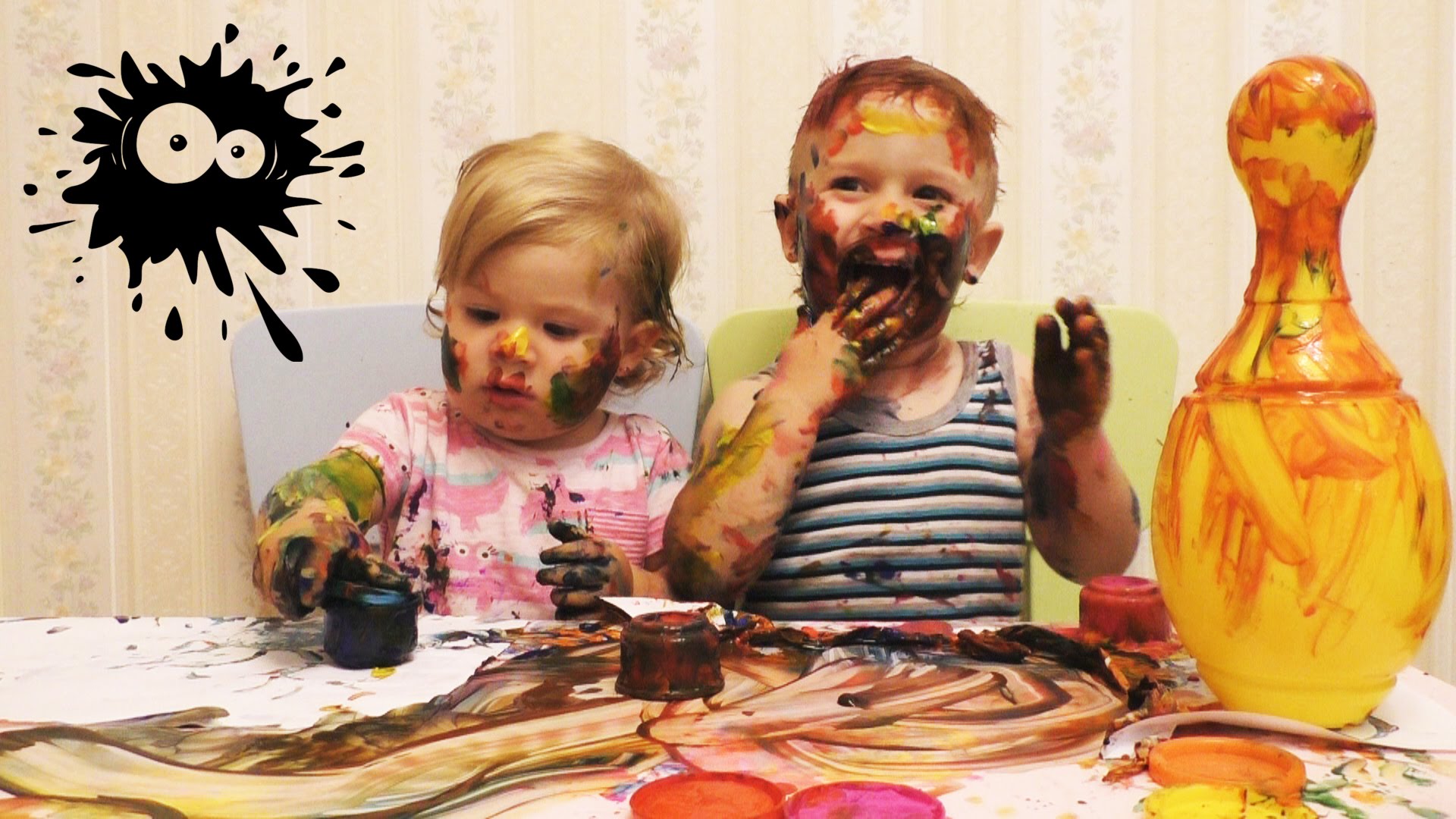 Ребенок изрисовал. Ребенок измазался в краске. Смешные дети измазанные.