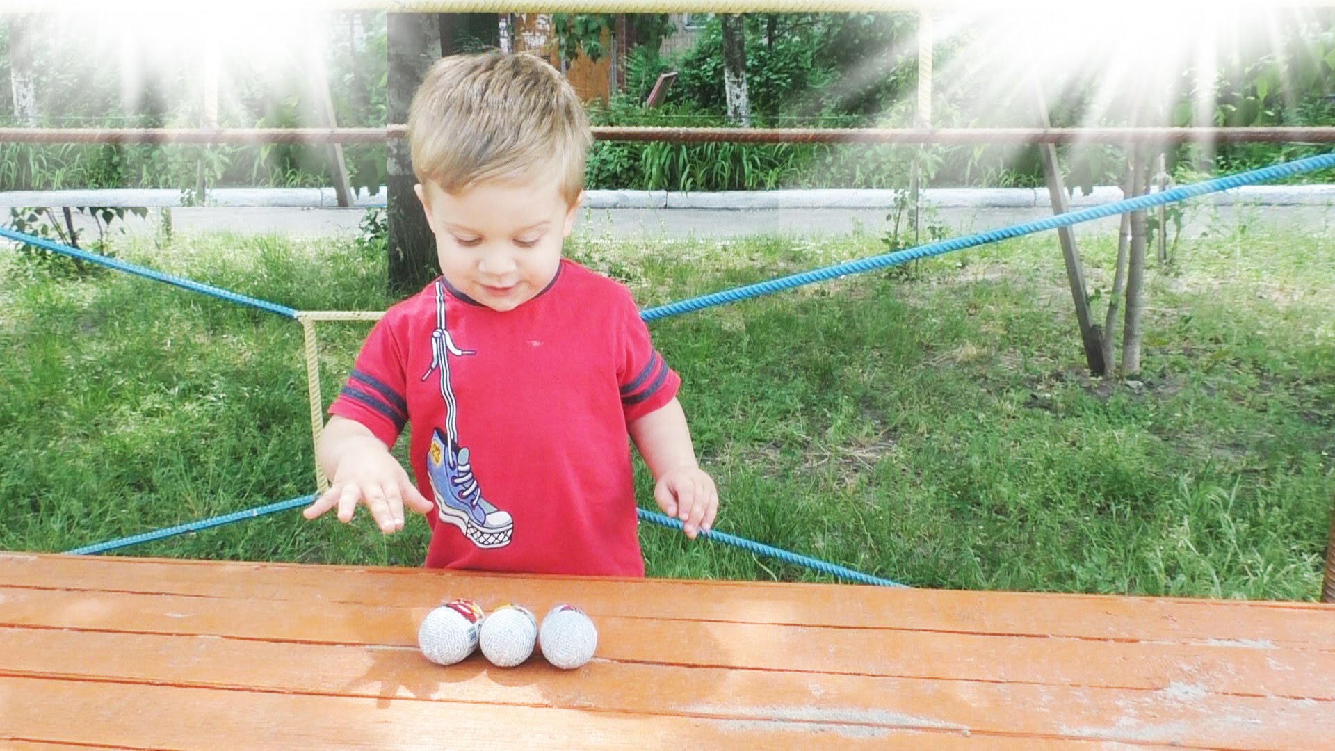 TACHKI-FROZEN-LITACHKI-otkryvaem-yajtsa-KINDER-SYURPRIZ