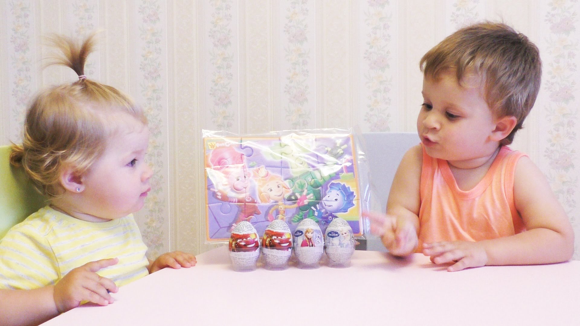 Tachki-Frozen-Fiksiki-otkryvaem-YAJTSA-S-SYURPRIZAMI