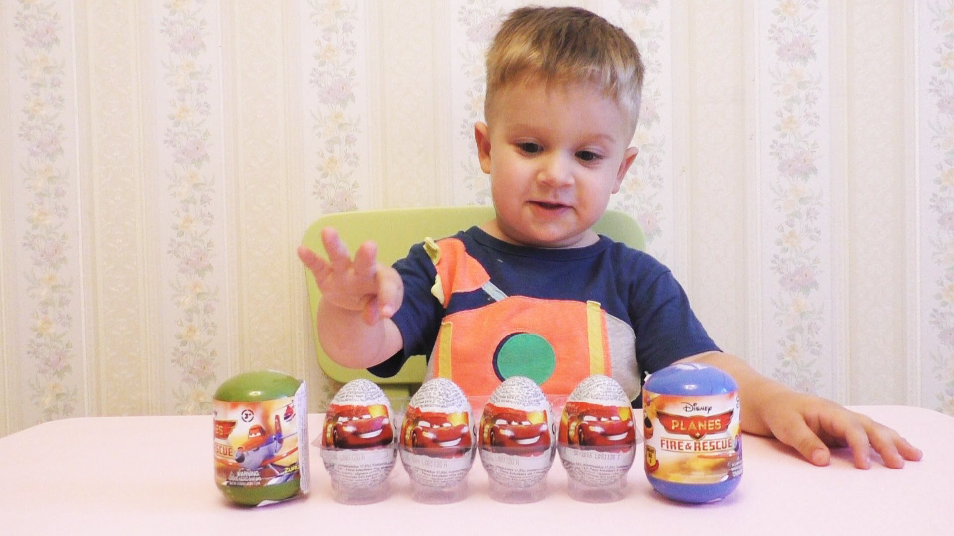 Tachki-Litachki-yajtsa-syurpriz-raspakovka-igrushek-Disney-Cars-Kinder-surprise-eggs