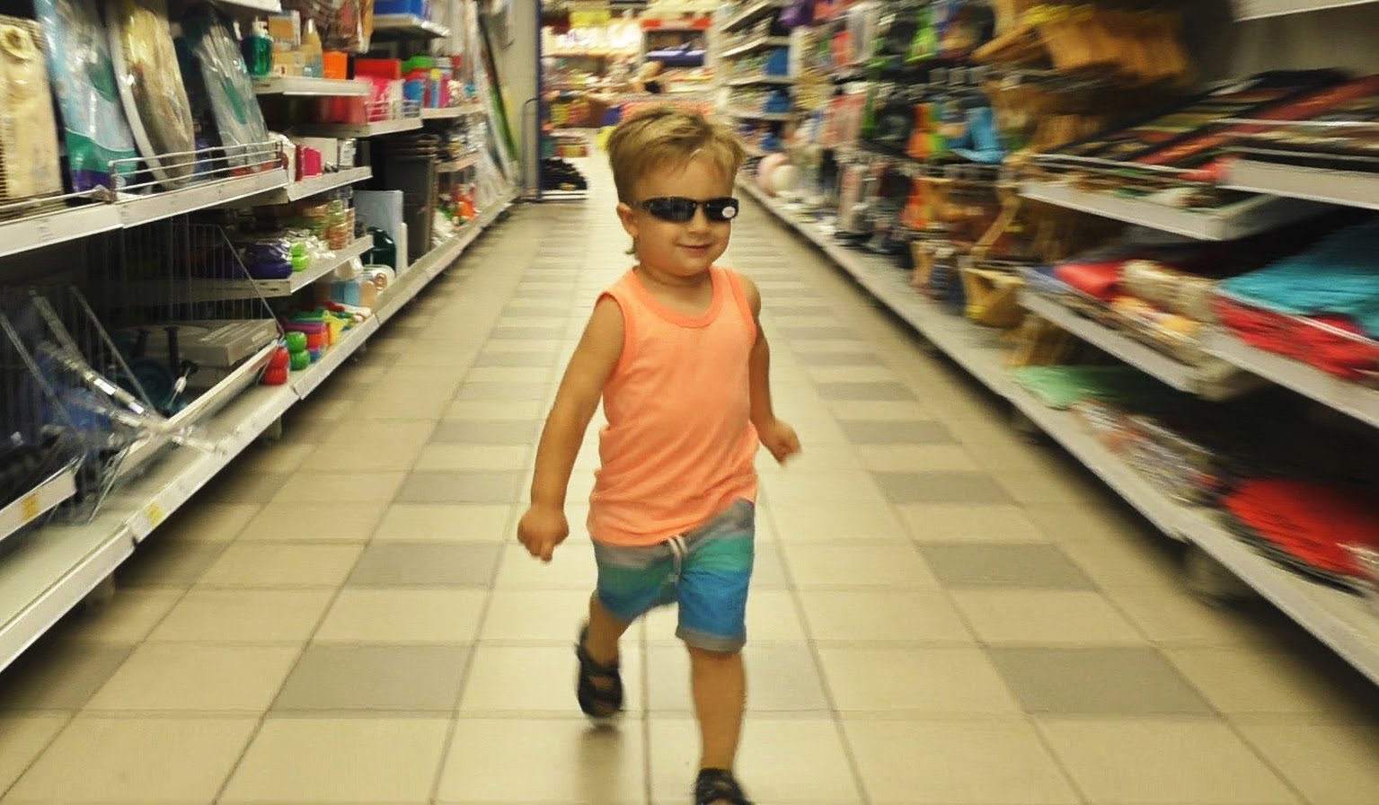 VLOG-Gulyaem-v-Karavane-razbrasyvaem-myachiki-meryaem-ochki-kataemsya-na-mashinke