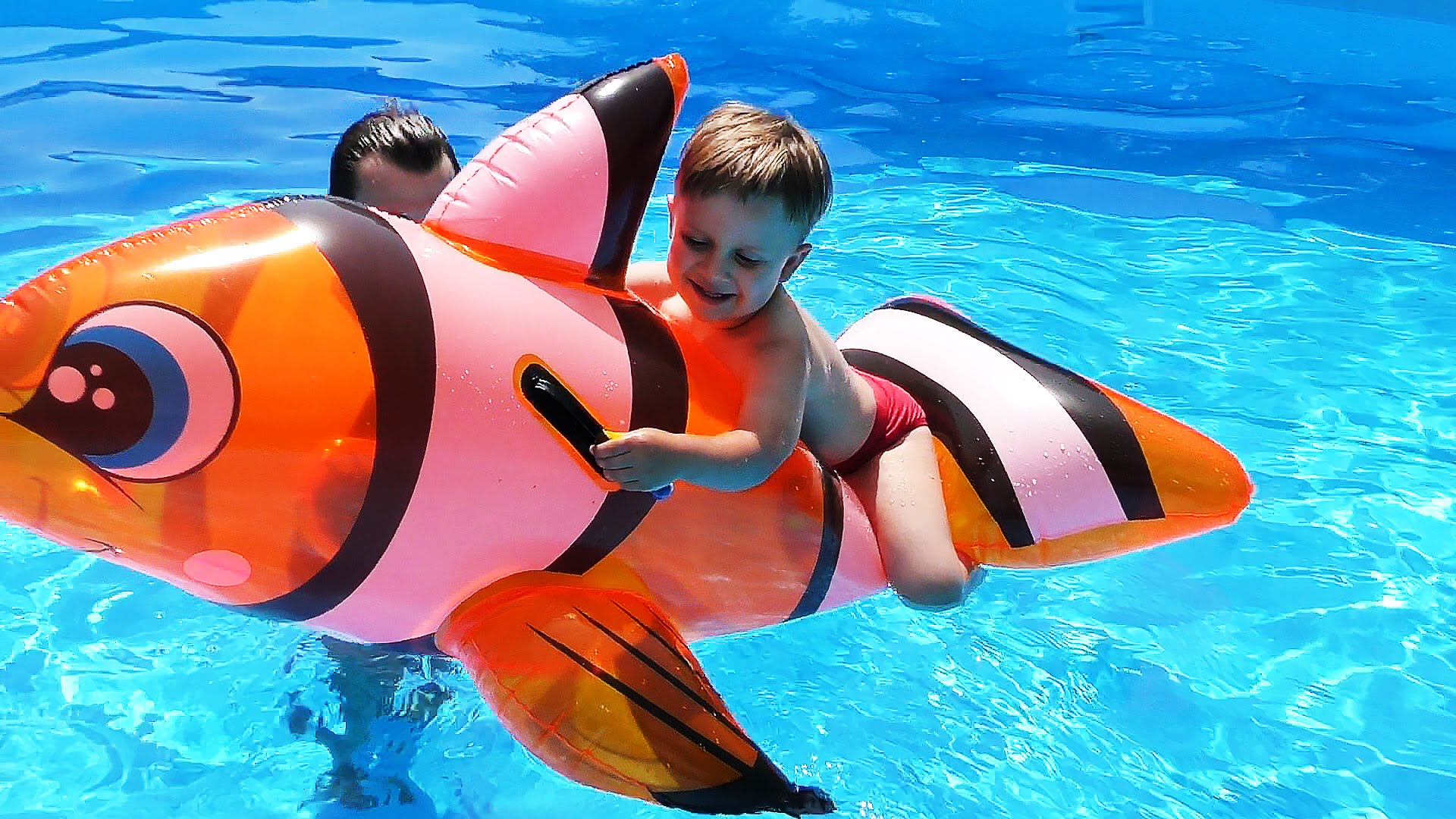Vlog-Kupaemsya-v-bassejne-uchimsya-plavat-rybka-Nemo-Vlog-swimming-in-pool-learning-to-swim