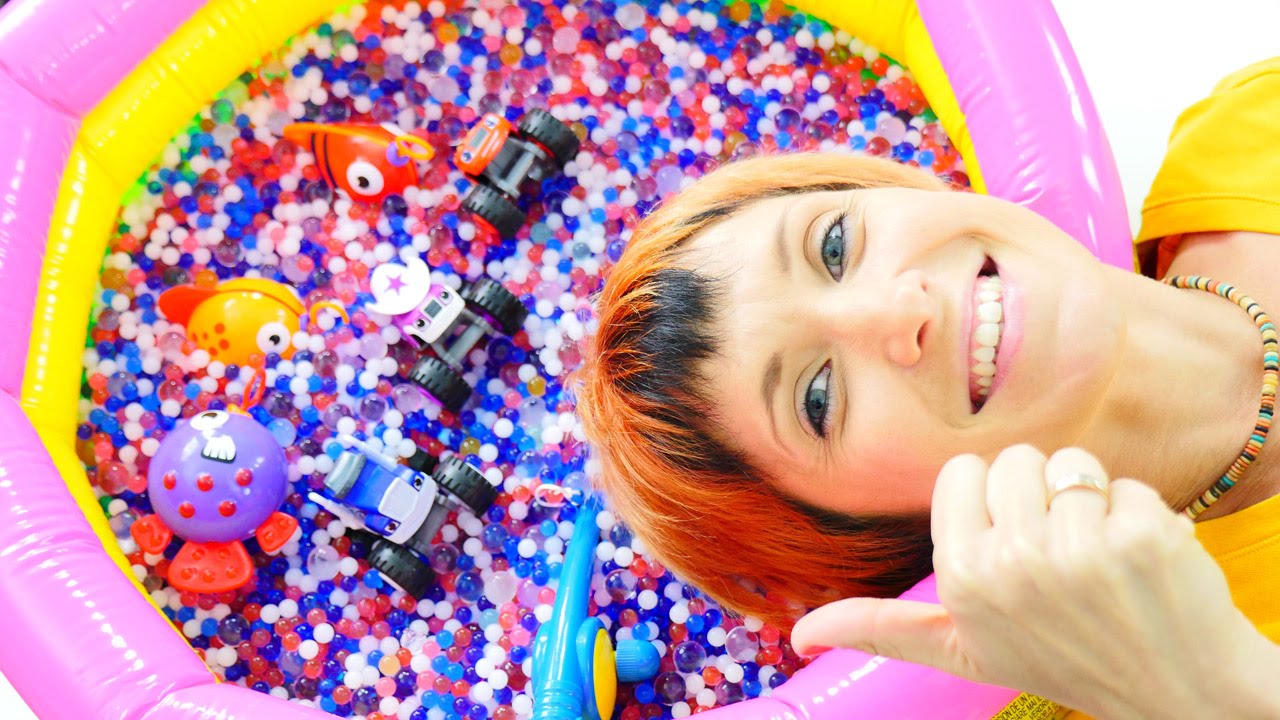 Vspysh-i-chudo-mashinki-na-rybalke.-Video-dlya-detej-pro-mashinki-i-bassejn-s-sharikami-orbiz