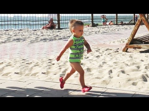 Zanimaemsya-utrennej-zaryadkoj-s-detkami-na-more-Vmeste-veselej