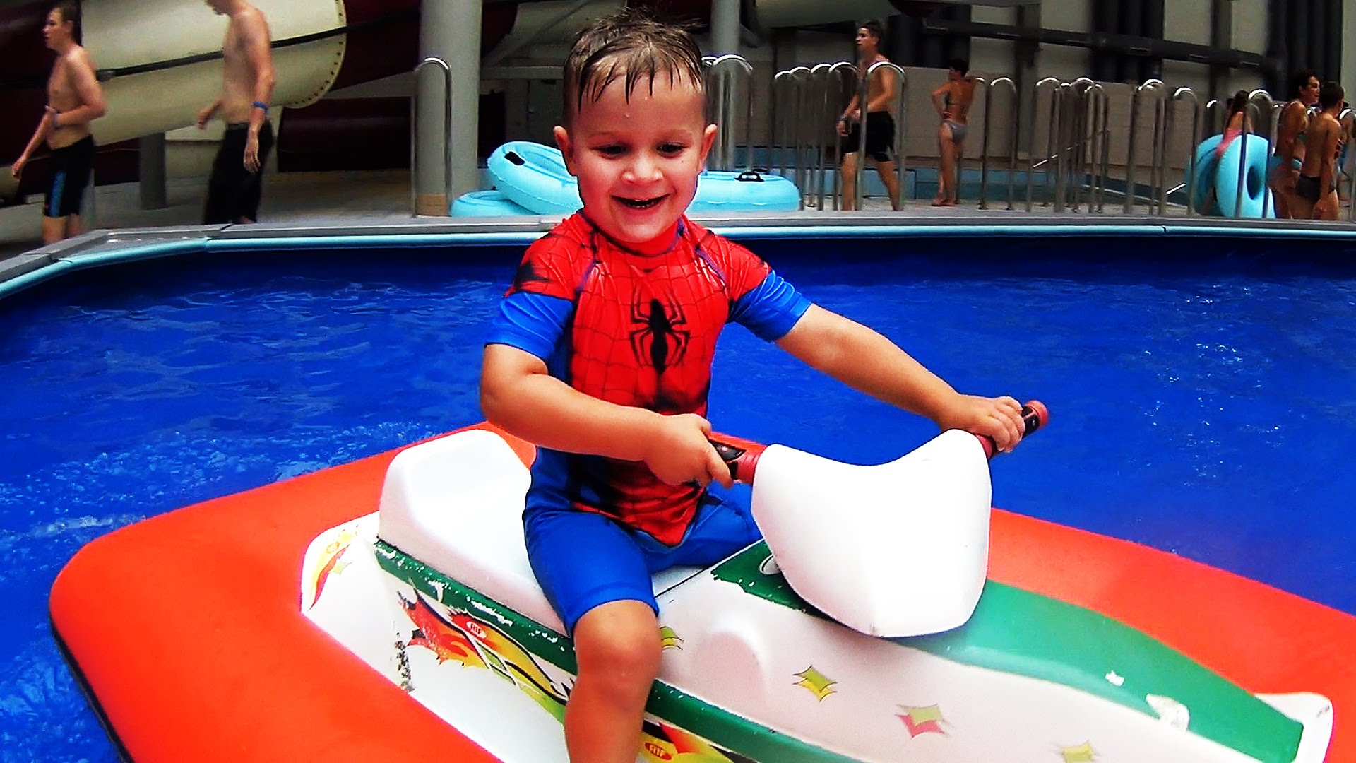 CHELOVEK-PAUK-V-AKVAPARKE-Video-Dlya-Detej-Aquapark-amusement-water-park-for