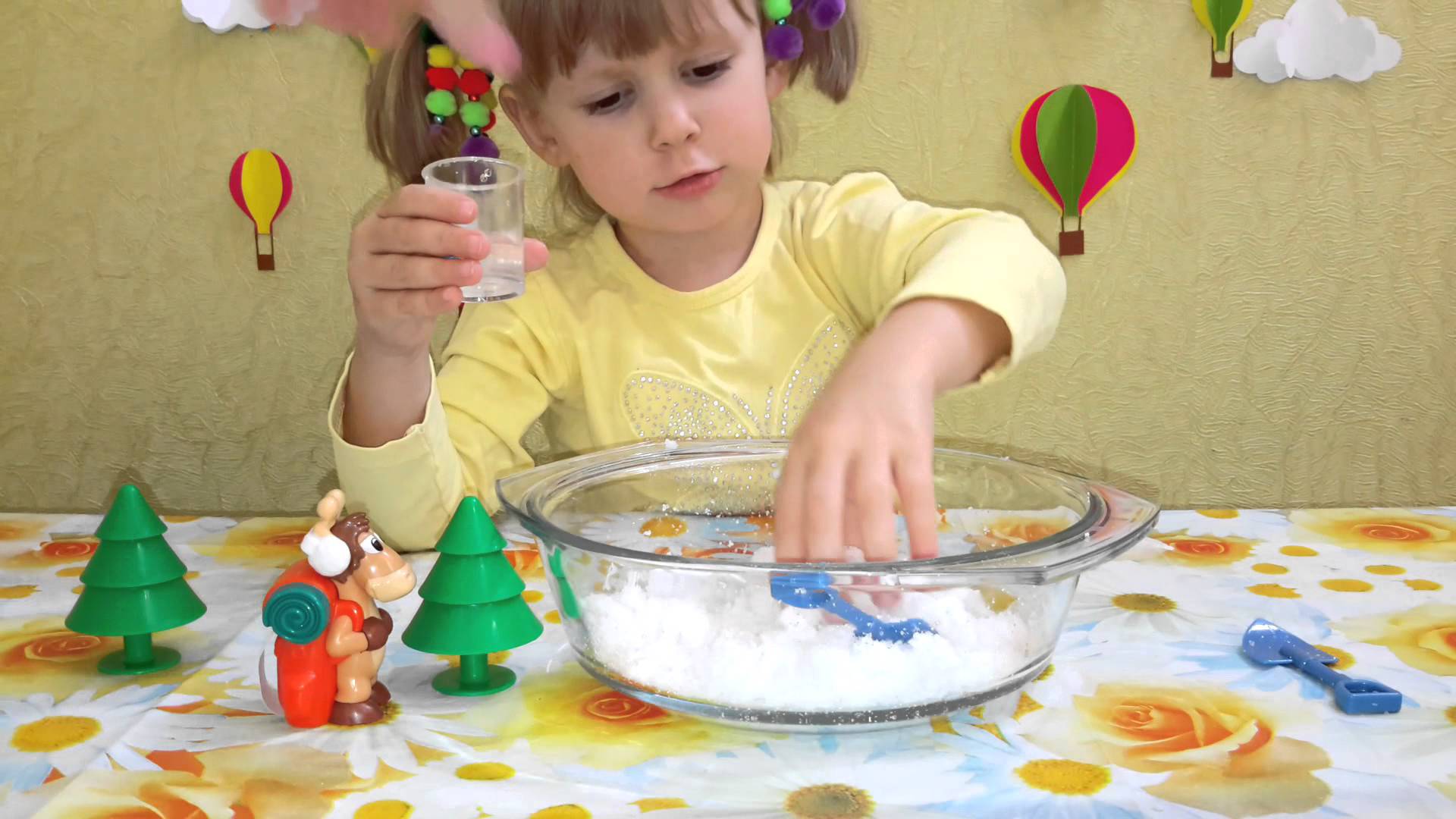 Kak-sdelat-isskustvennyj-sneg-doma-Volshebnyj-sneg