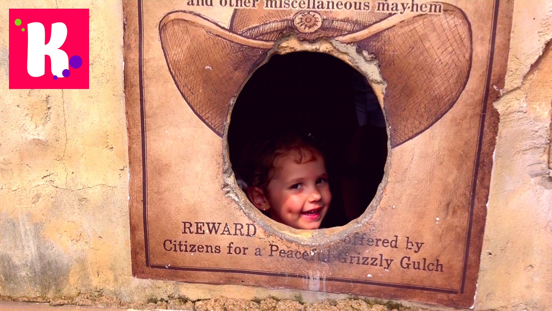 Kataemsya-na-poezde-i-attratsionah-Vinni-Puh-i-Katya-kushaet-morozhenoe-Mikki-Maus-v-Disnejlend-Gonkong