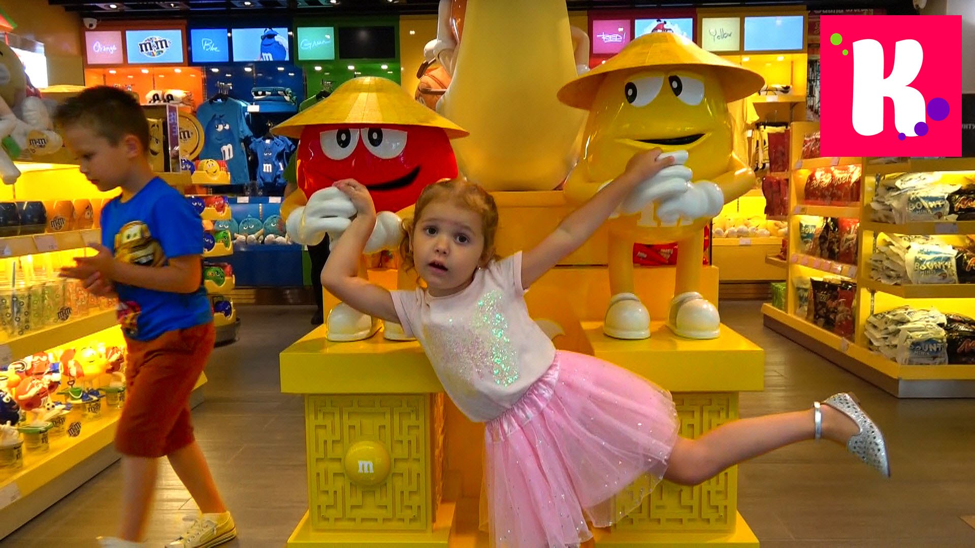 Letim-v-Pekin-Katya-pokazyvaet-svoi-igry-na-planshete-i-kushaem-v-samolyote-zatem-selimsya-v-otel