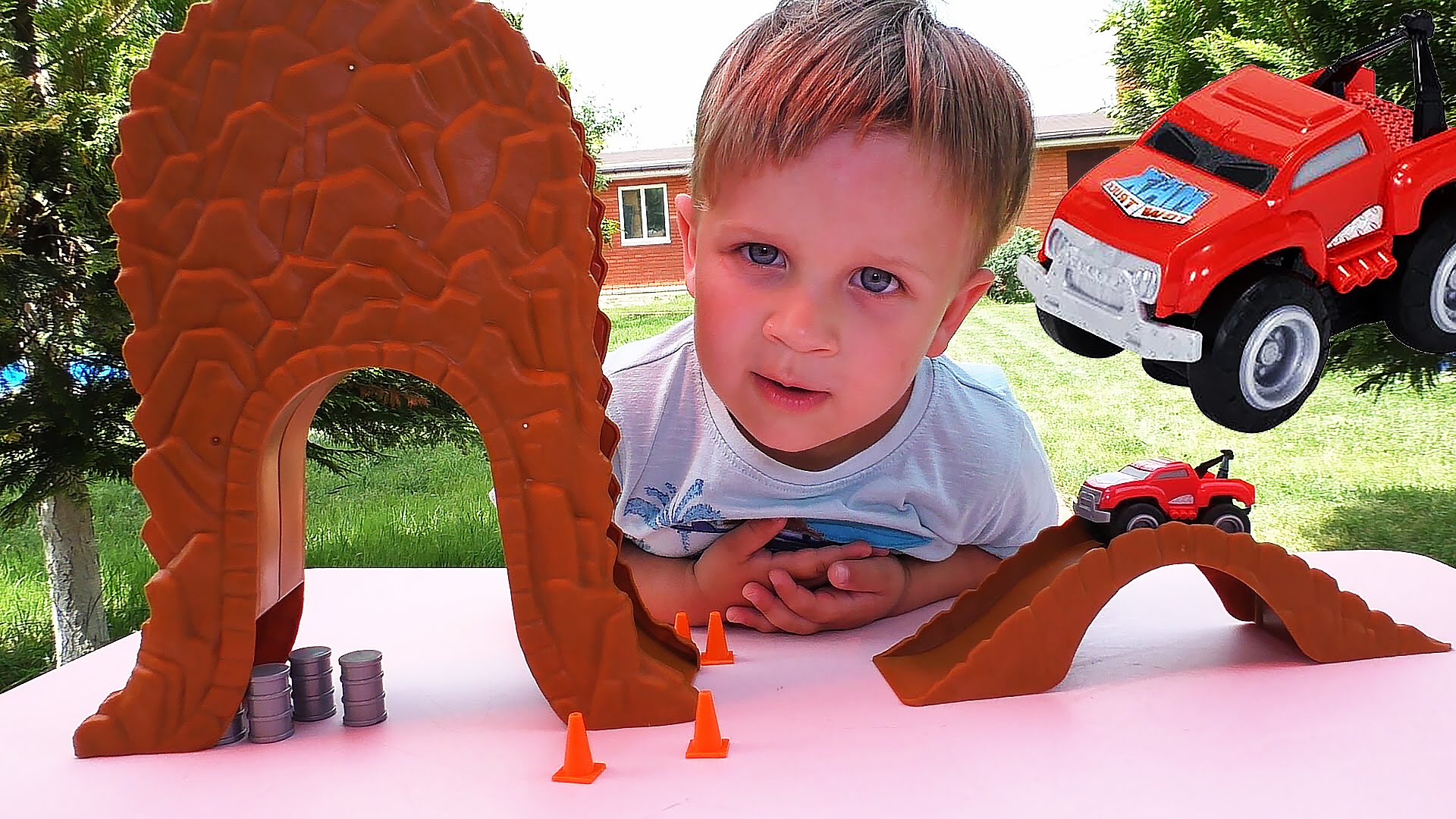 MASHINA-Max-Tow-Truck-EZDIT-VERTIKALNO-Po-Stenam-i-Po-Potolku-cars-toys-unboxing-Max-Tow-Truck