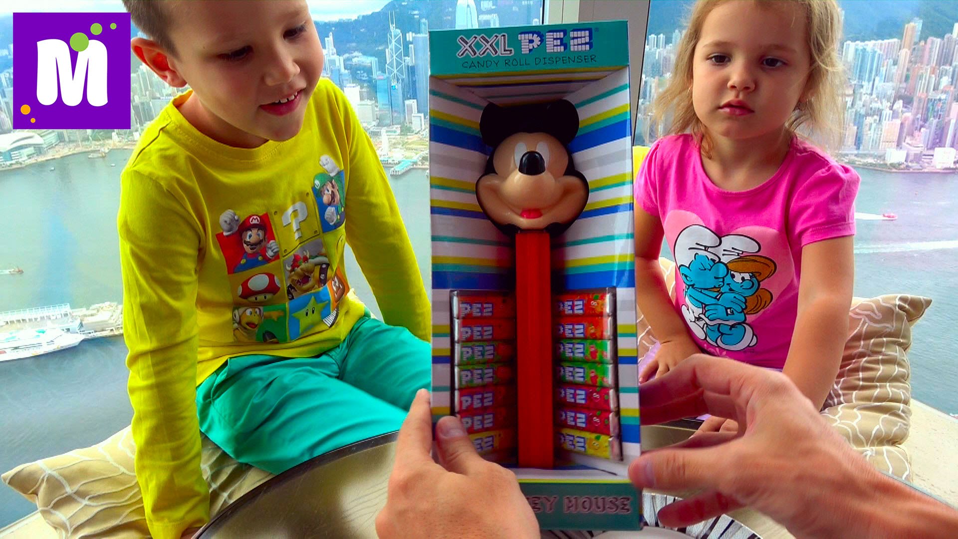 Mikki-Maus-Gigantskij-PEZ-Maltesers-shokoladnye-dropsy-i-probuem-kitajskie-sladosti-i-mnogo-konfet