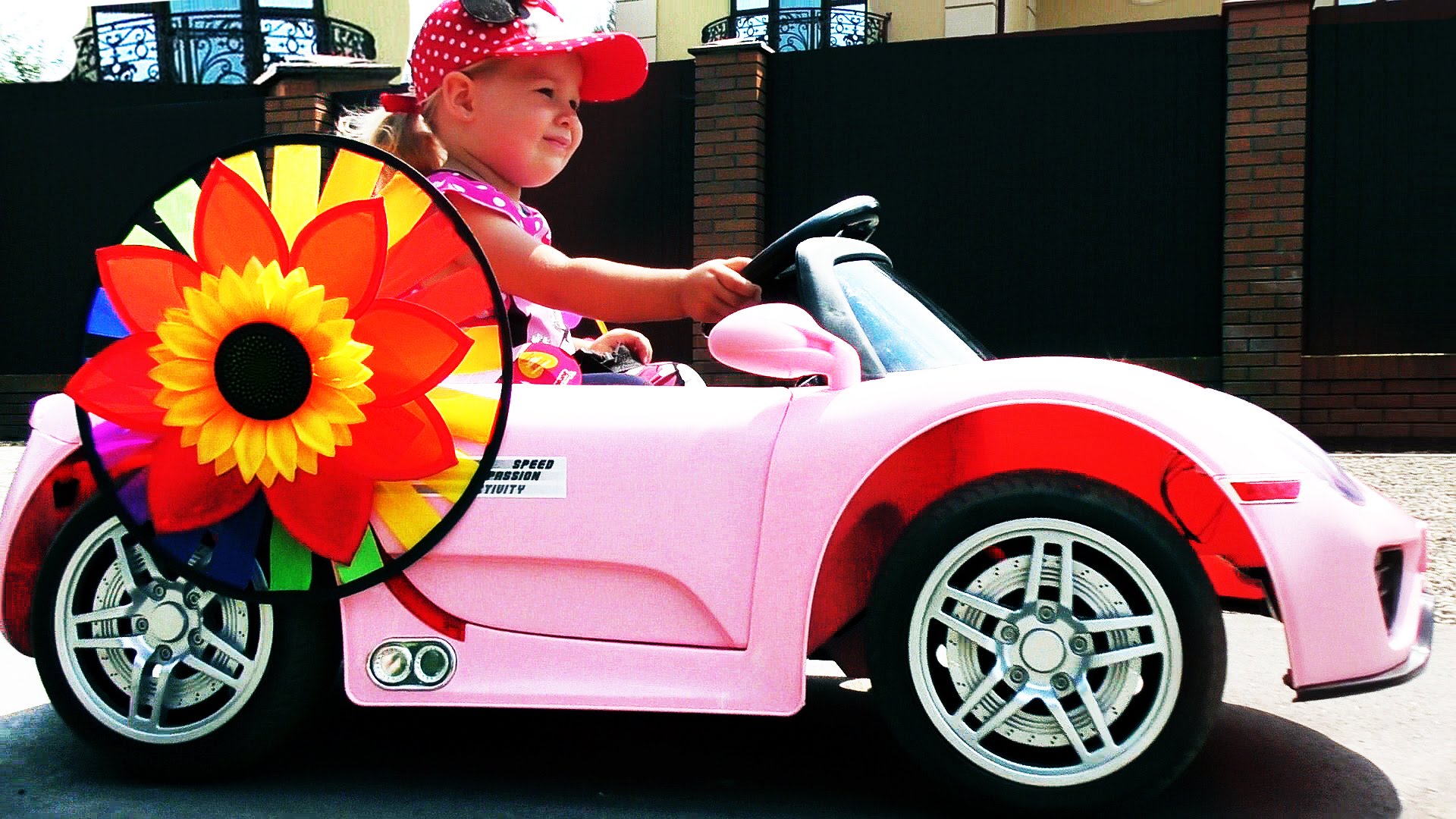 Mikki-Maus-i-Minni-Maus-iz-Disnej-ISHHEM-NA-MASHINAH-Mickey-Mouse-Minnie-Mouse-Disney-unboxing-toys