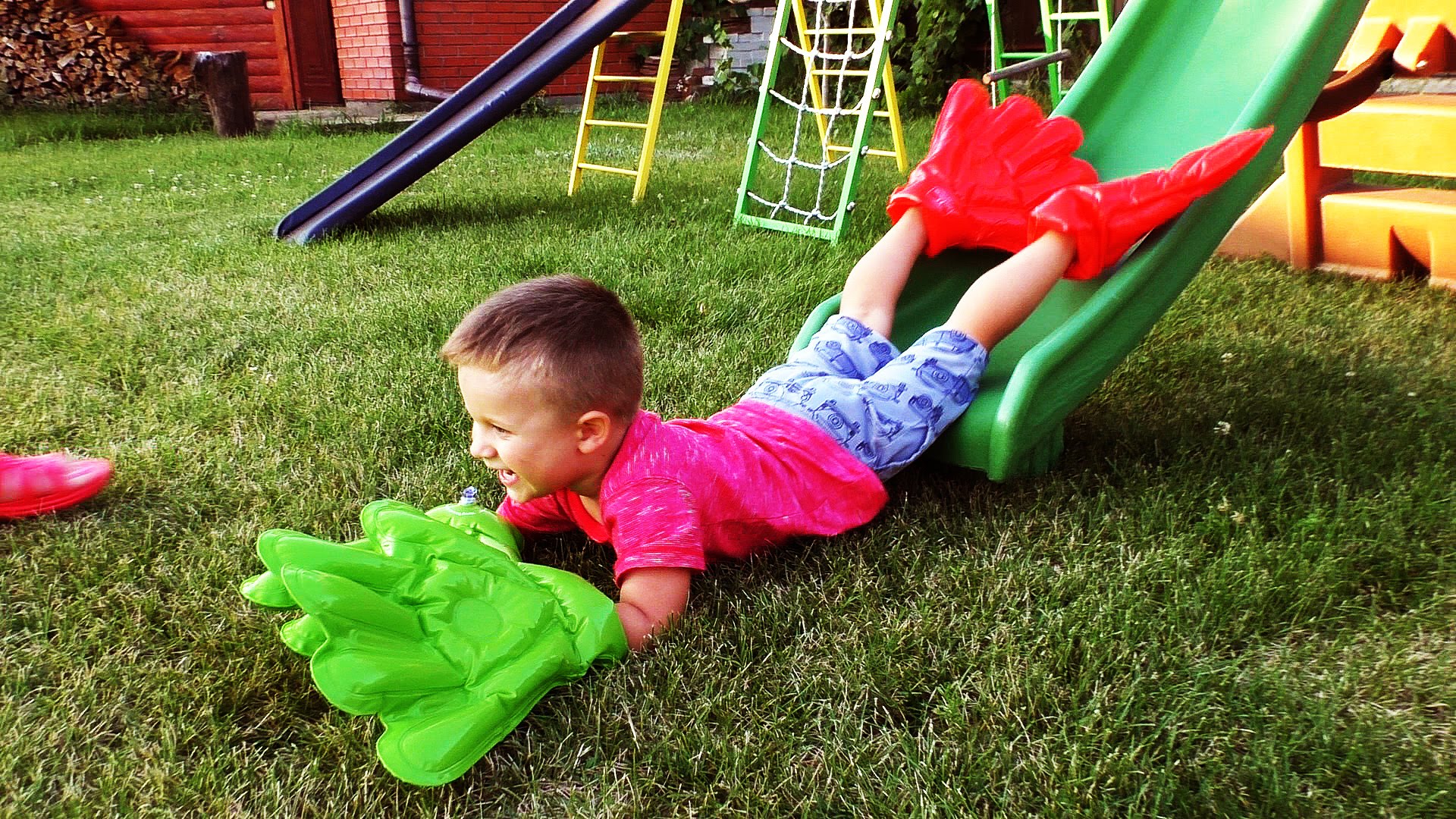 OGROMNYE-RUKI-Igry-dlya-Detej-Huge-hands-play-with-big-hands-entertainment-for-kids