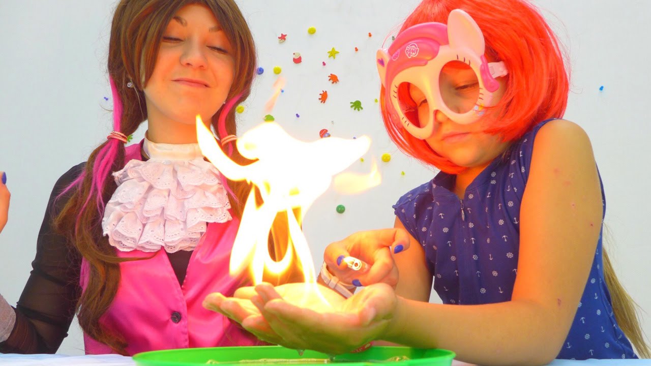 Opyty-dlya-detej.-Podzhigaem-mylnye-puzyri-Drakulaura-Monster-Haj-i-Pinki-Paj