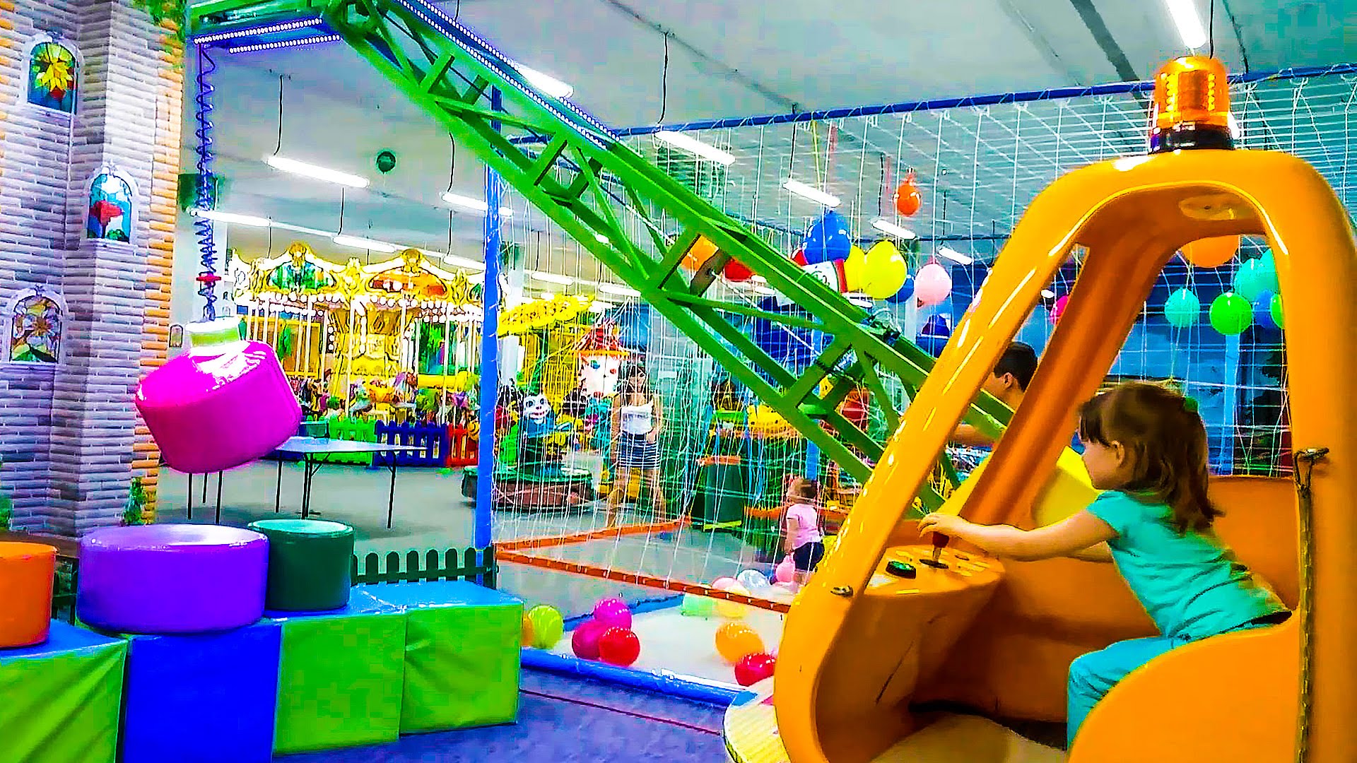 Podemnyj-kran-Nastyushik-stroit-piramidu-Razvlekatelnyj-tsentr-dlya-detej-multiki-pro-mashinki