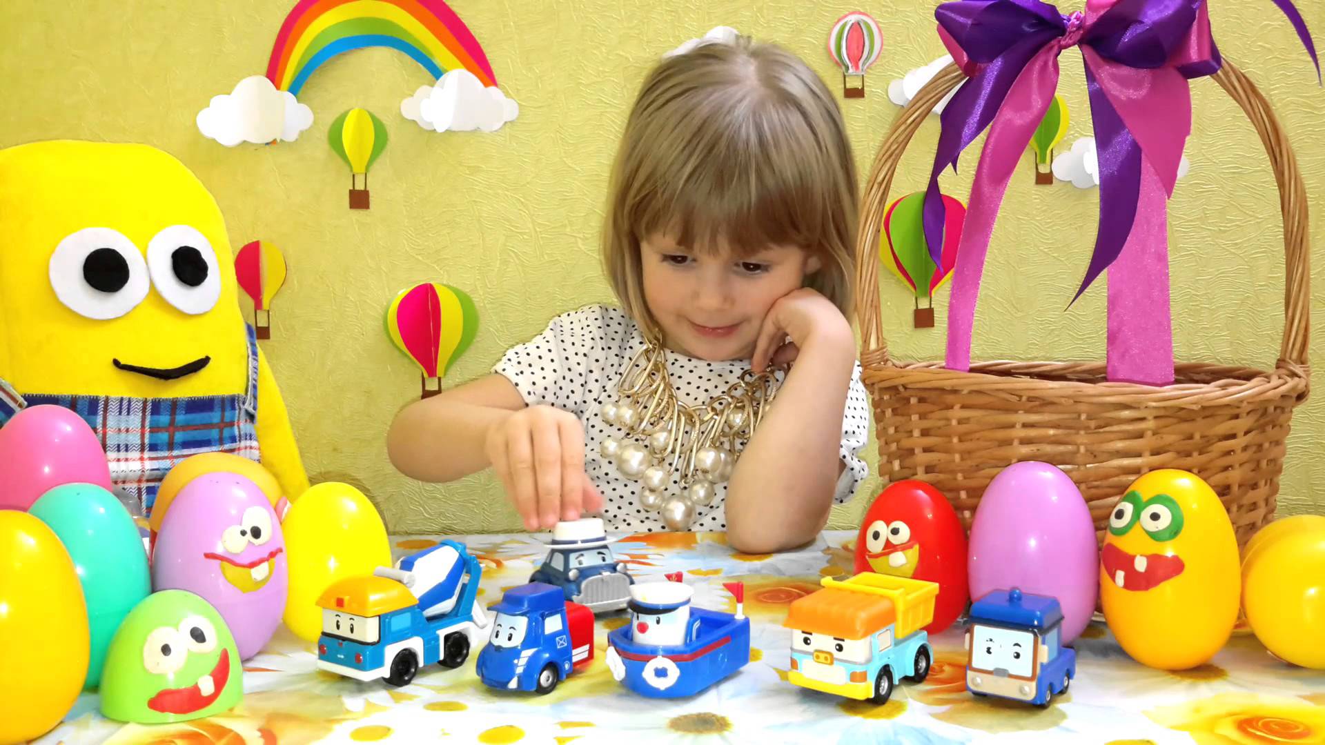 Poli-Robokar-Raspakovka-yajtsa-s-syurprizom-Robocar-Poli-toys-unboxing