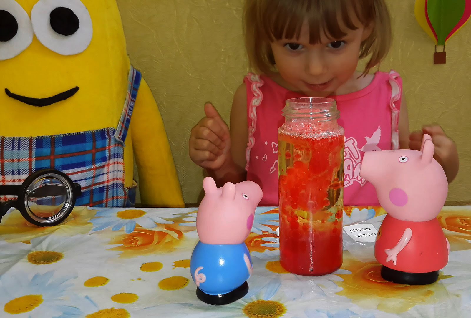 Svinka-Peppa-Peppa-Pig-Provodim-opyty-doma.Burlyashhaya-Lava-Boiling-lava-tinkering