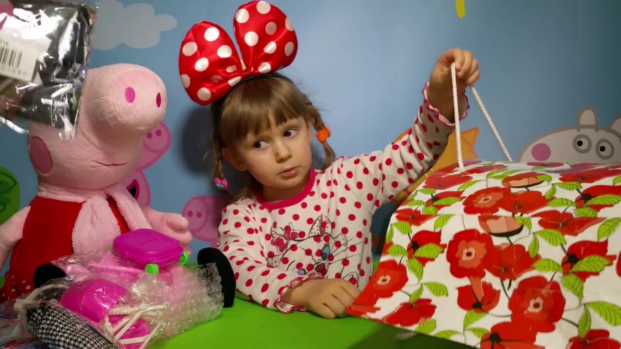 Svinka-Peppa-posylka.-Igrushki-Doktor-plyusheva-Peppa-Pig-parcel-Doc-McStuffins