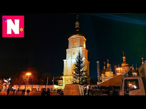 V-Kieve-ustanovili-glavnuyu-elku-strany-2016-na-Sofievskoj-ploshhadi-Main-Christmas-Tree-in-Kiev
