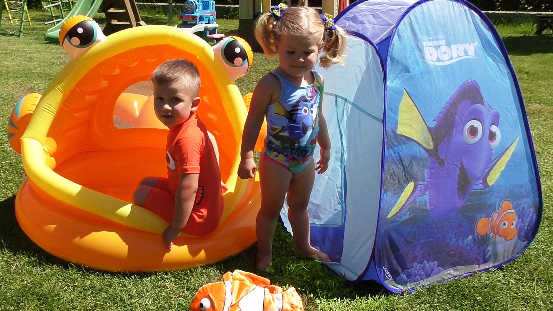 V-POISKAH-DORI-TRANSFORMER-Roma-v-bassejne-s-Penoj-Finding-Dory-EGG-TRANSFORMERS-swim-in-pool