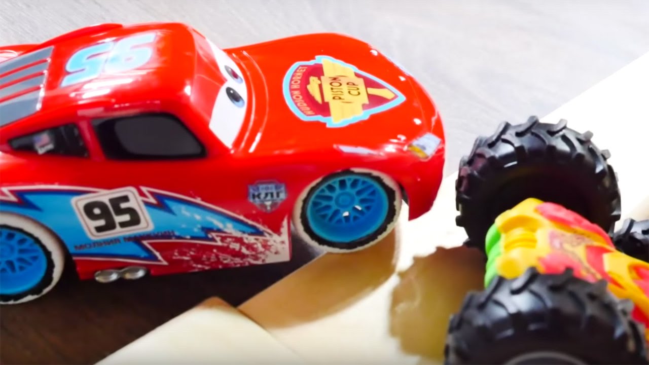 Video-dlya-detej-Masha-i-mashinki-Molniya-Makvin-i-Flipi.-Mashinki-iz-multika-Tachki