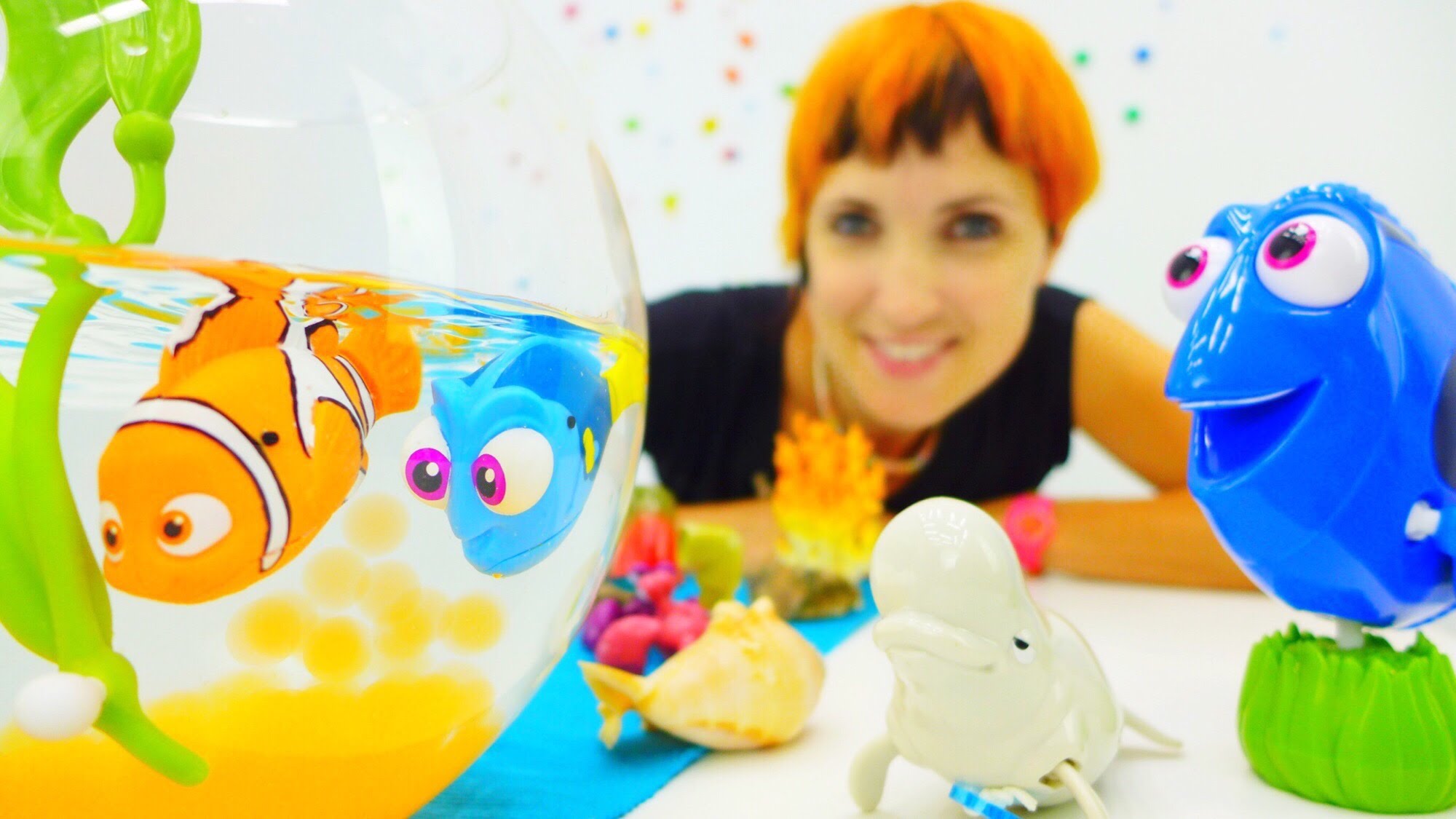 Video-dlya-detej.-Igrushki-Nemo-i-Dori.-Bassejn-s-sharikami-orbiz-i-igrushechnye-rybki